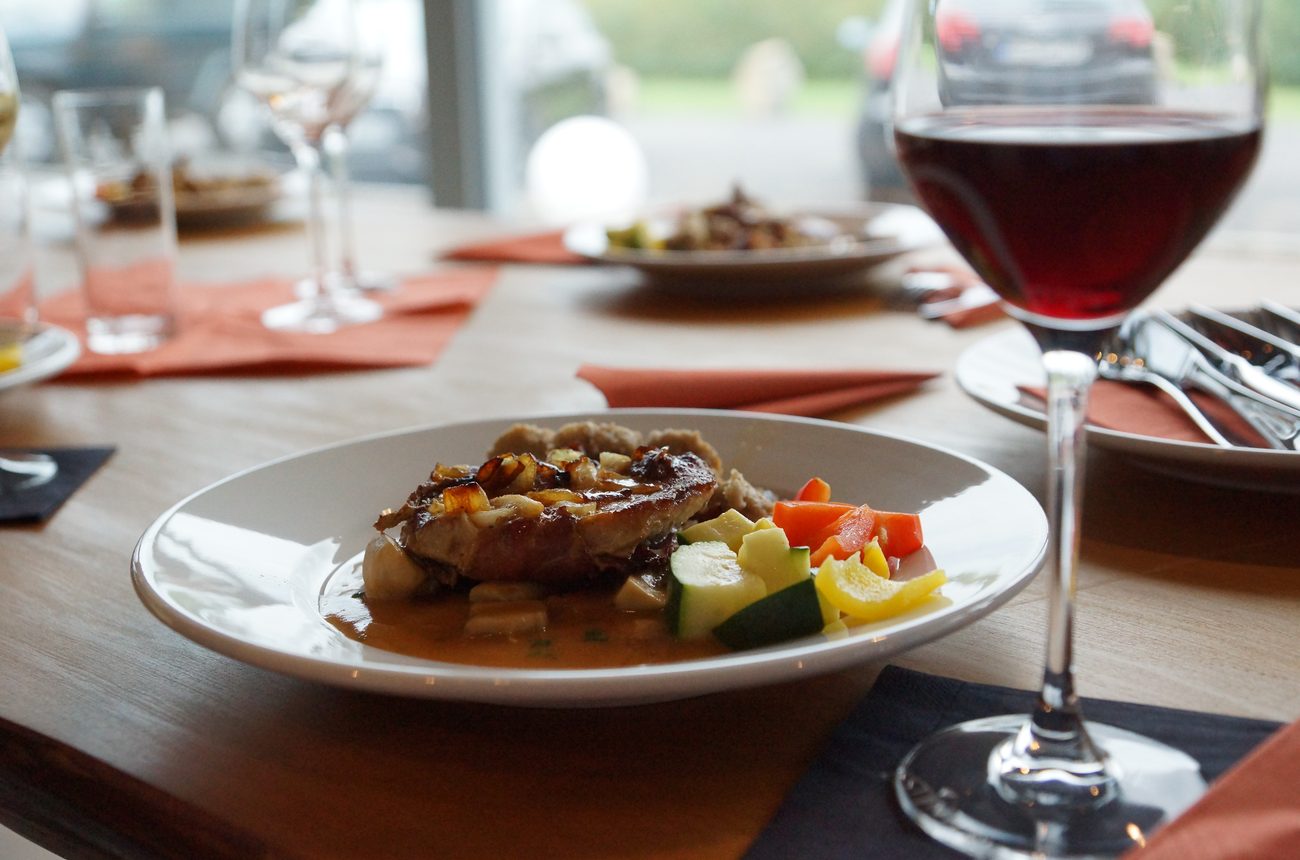 Quatre cartes de paiement posées sur une table de restaurant