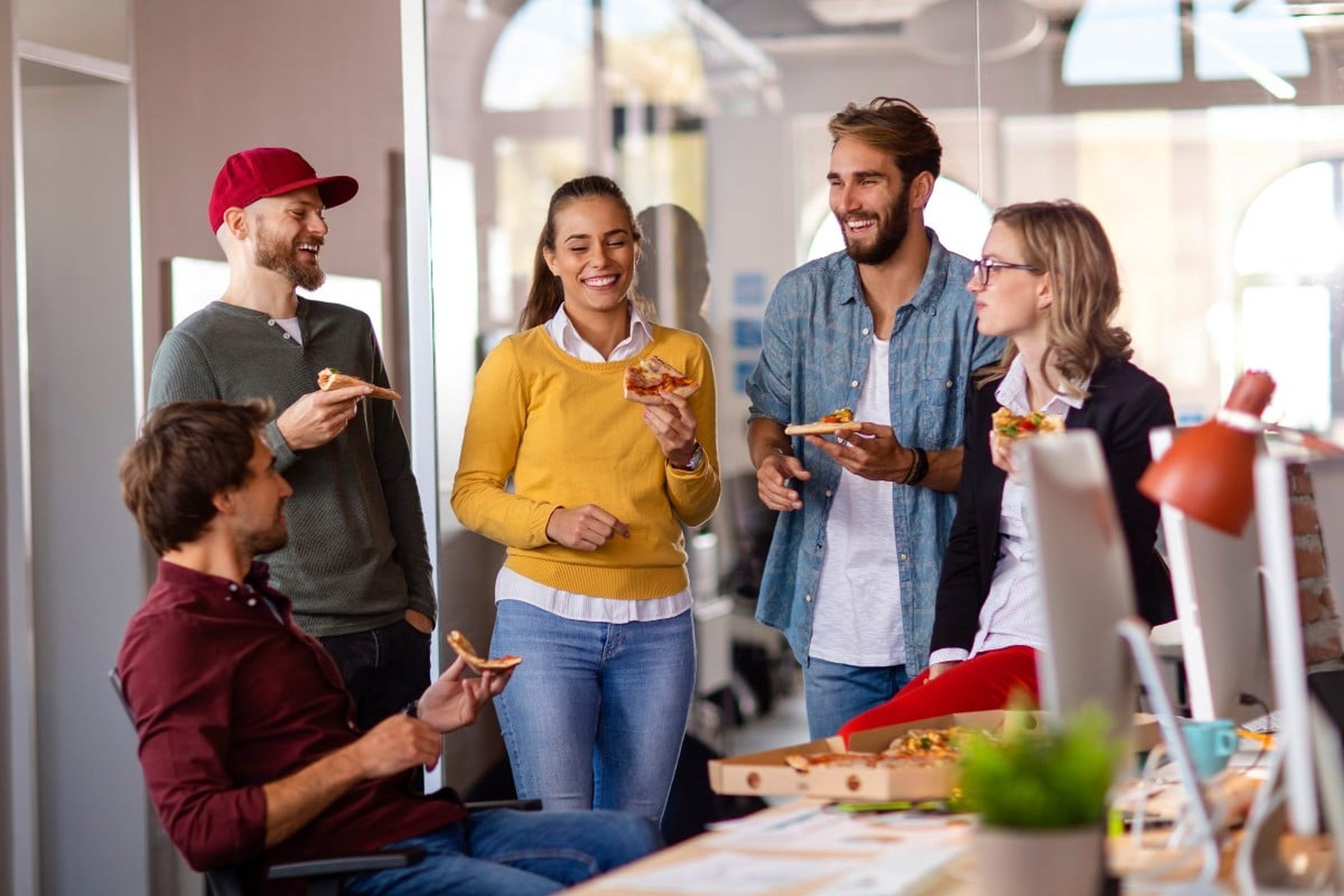 Collègues qui déjeunent ensemble en terrasse