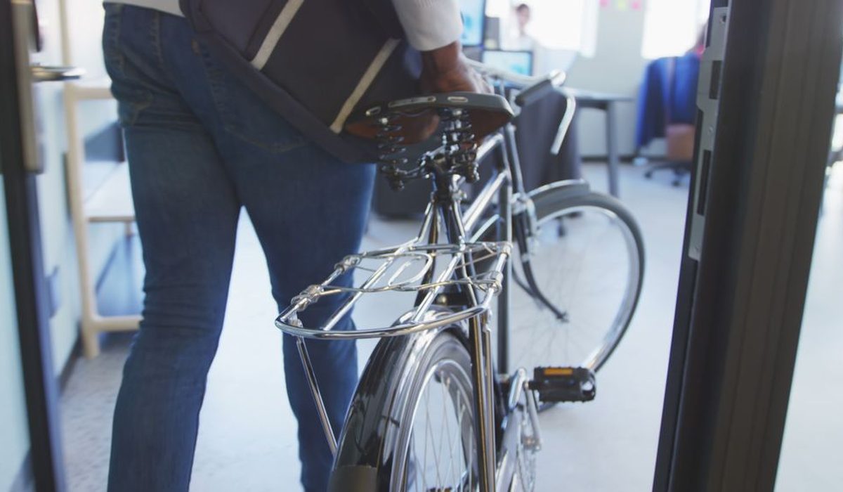 Cycliste qui arrive au bureau à vélo