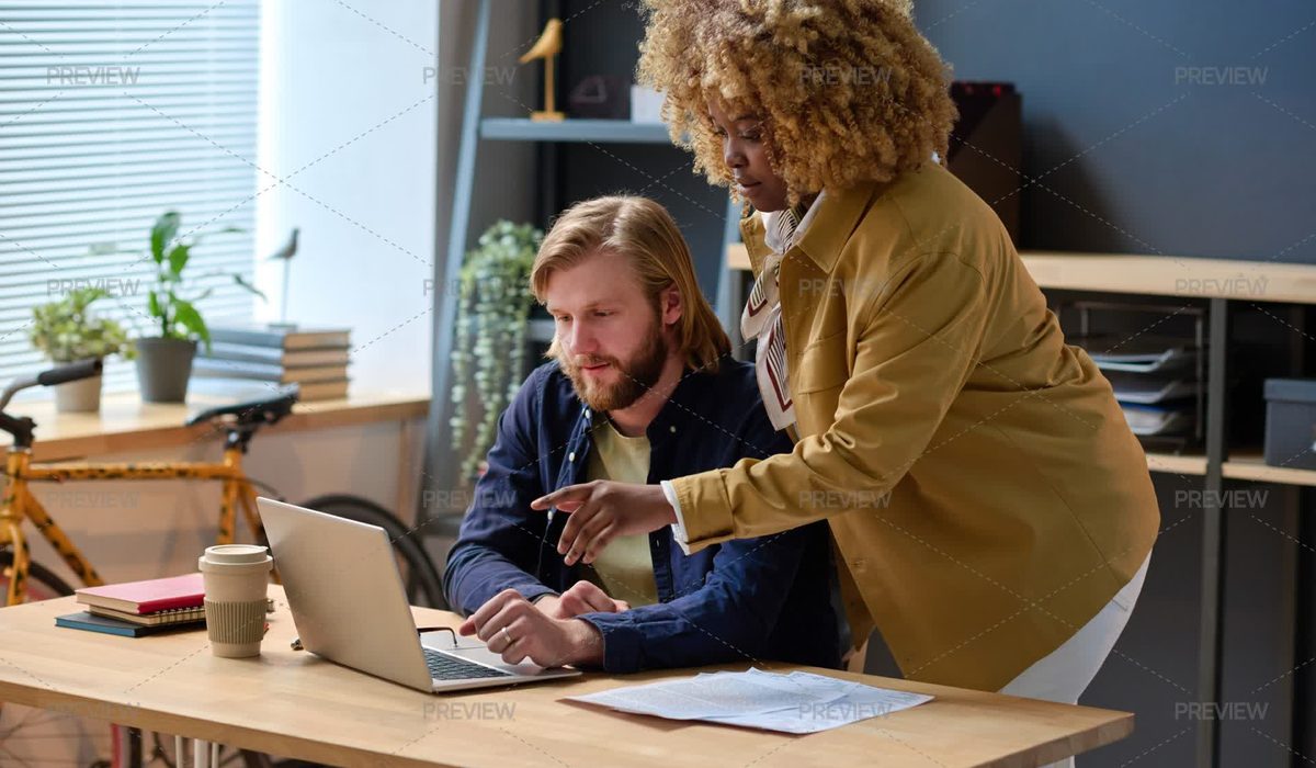 Dirigeant de PME en discussion avec une salariée