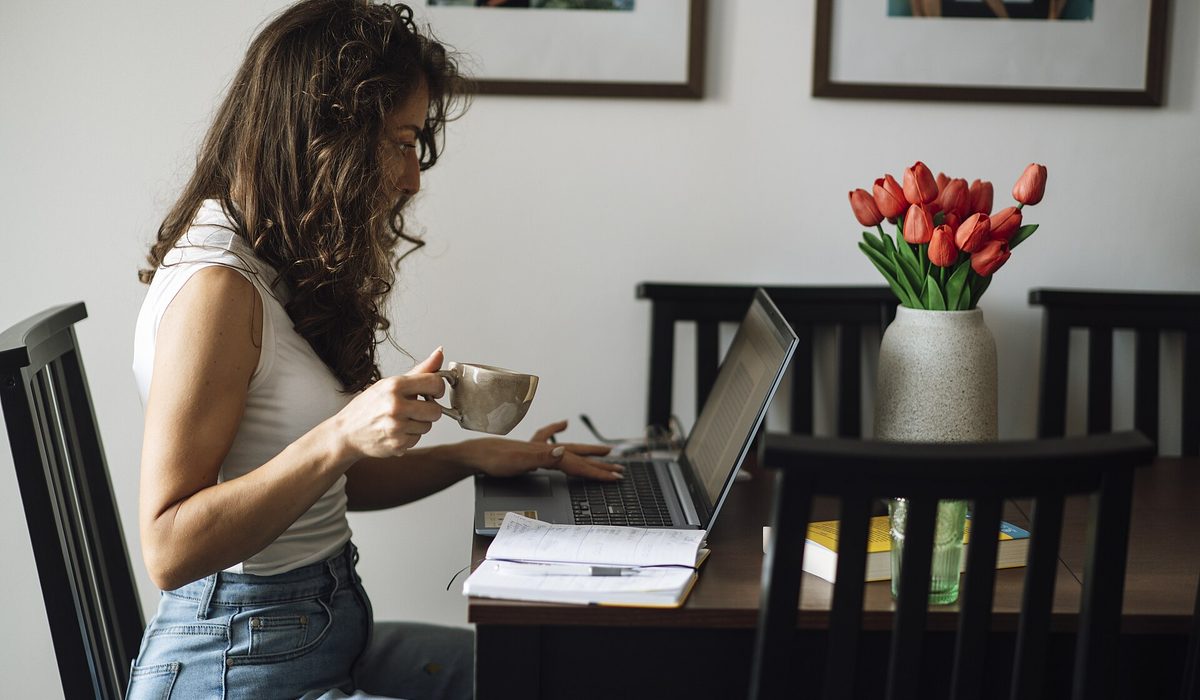 Responsable RH qui renseigne un formulaire en ligne