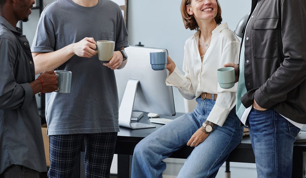 Deux collègues qui discutent autour d'un café