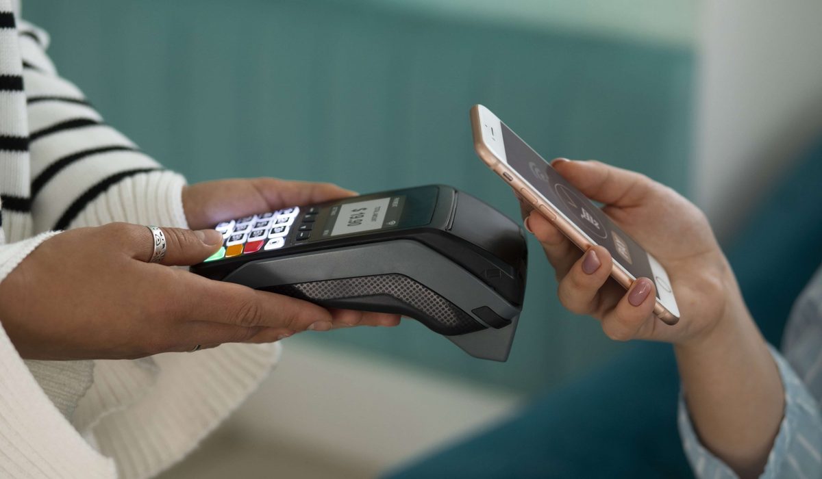 Paiement sans contact avec un téléphone dans un commerce