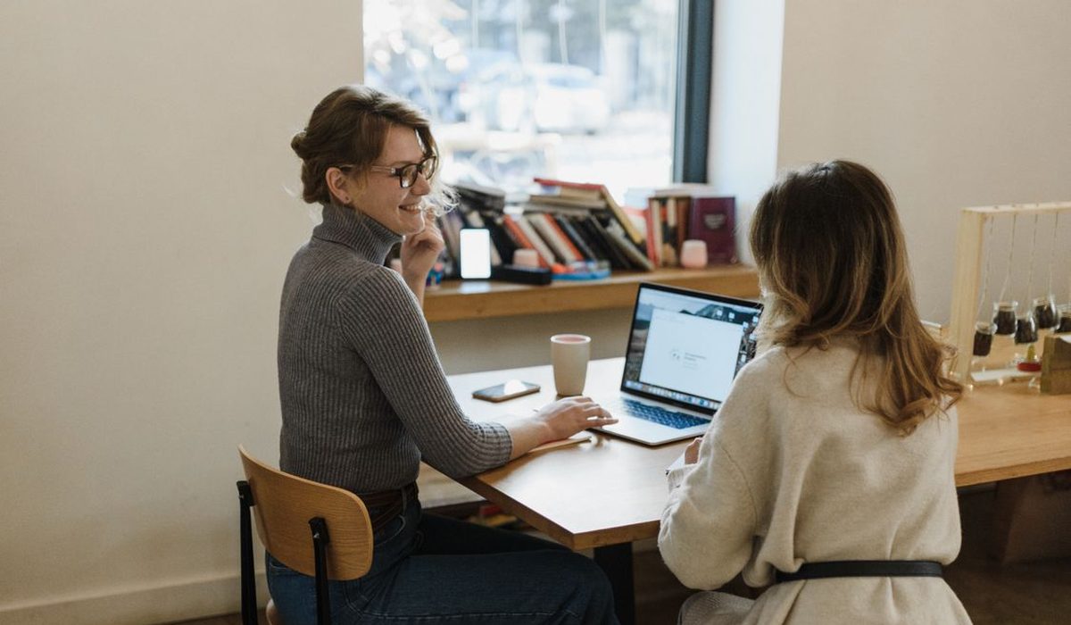 Responsable RH qui présente un tableau de bord à une collègue