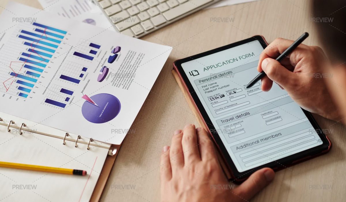Dirigeant de petite entreprise qui remplit un formulaire sur ordinateur portable