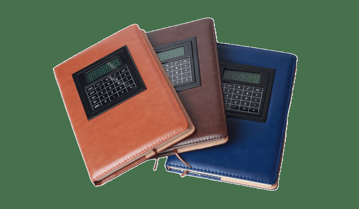 Calculatrice et carnet de comptes sur un bureau
