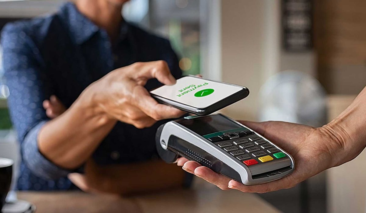 Salarié qui consulte une application de paiement sur son téléphone