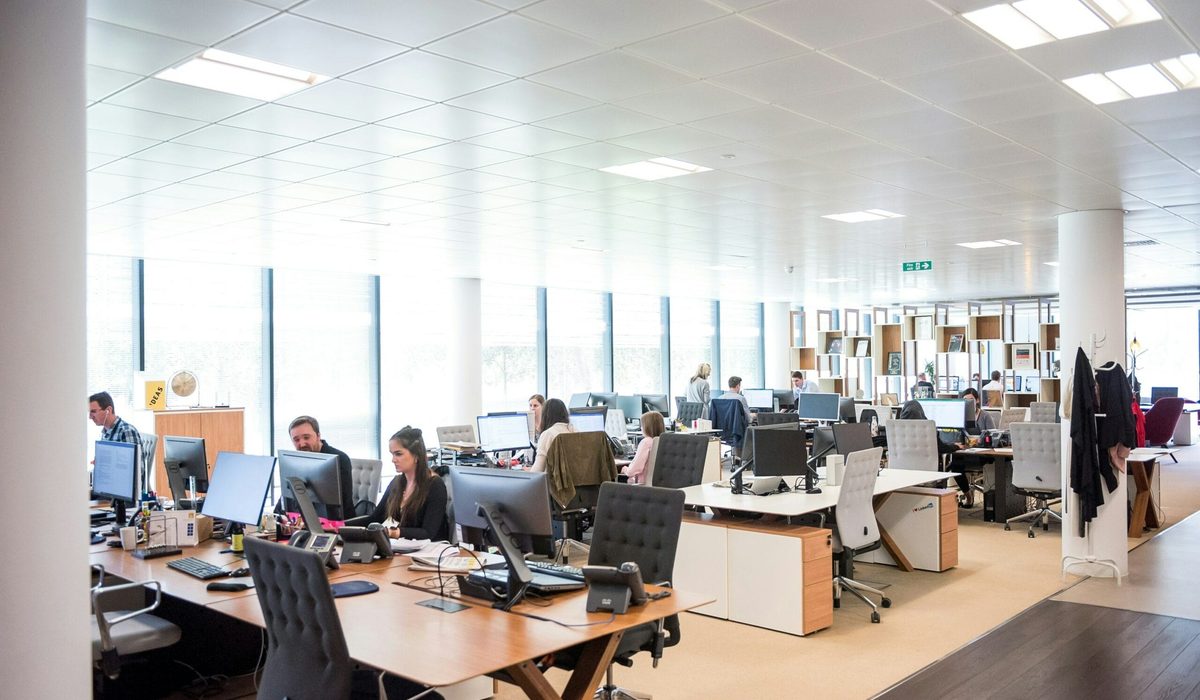Grand open space avec des salariés au travail