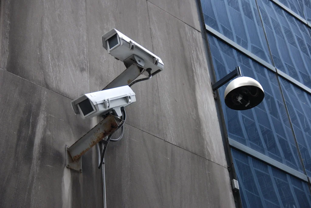 Caméras de surveillance fixées sur un mur de béton