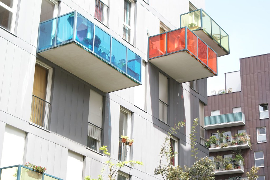 Immeuble neuf avec balcons en verre colorés