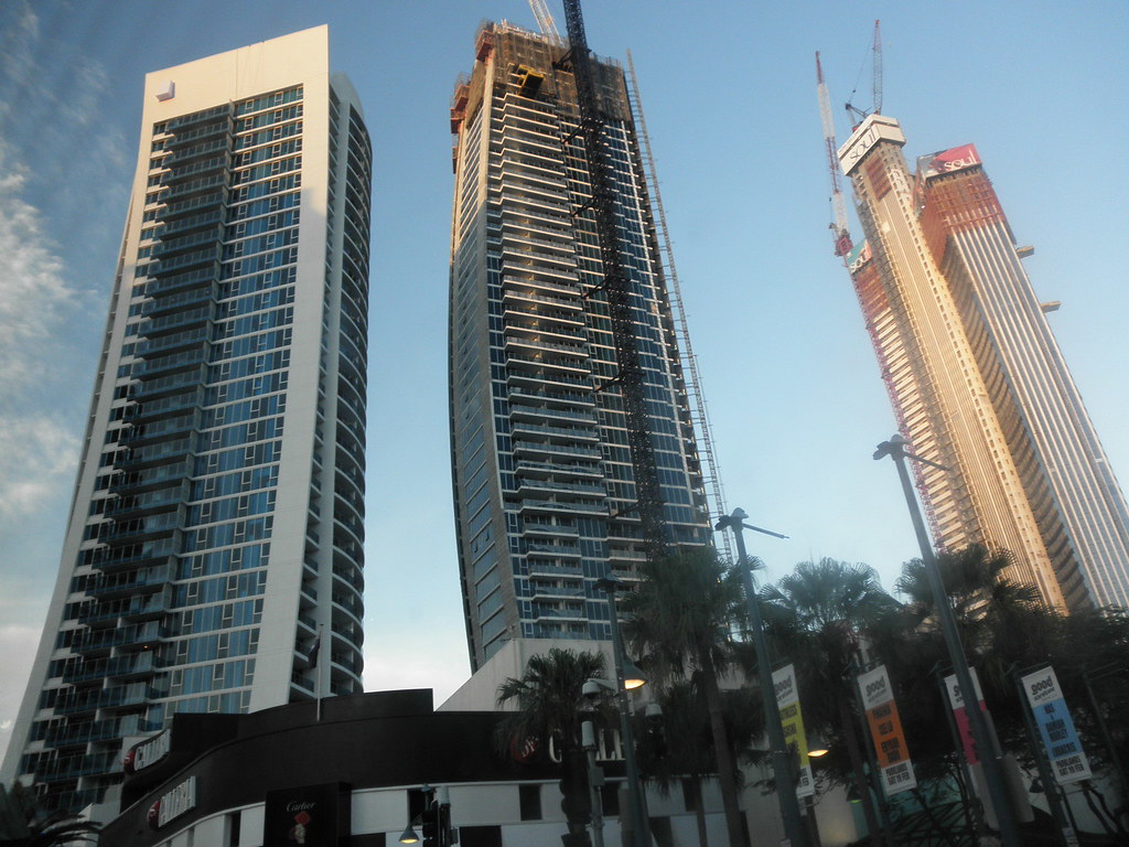 Tours de logements en construction avec grues de chantier